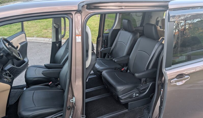 2014 Toyota Noah Brown 103,305 KM full