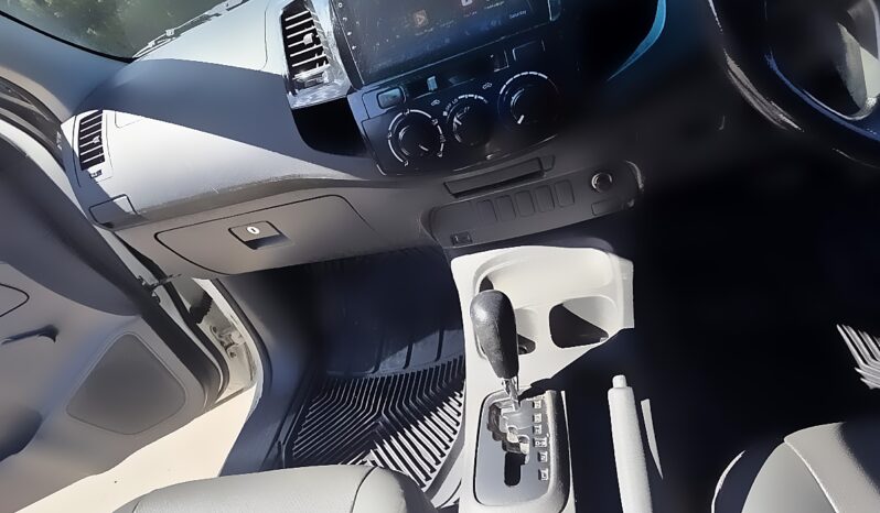 2014 Toyota Hilux Automatic Petrol 2WD – White full