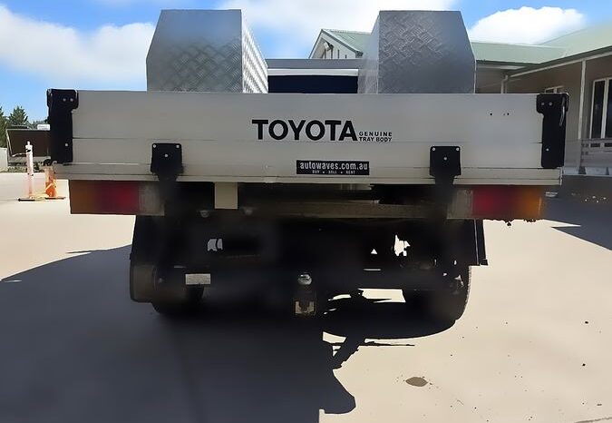 2014 Toyota Hilux Automatic Petrol 2WD – White full