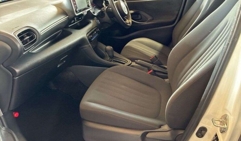 Toyota Yaris – White – In Transit full