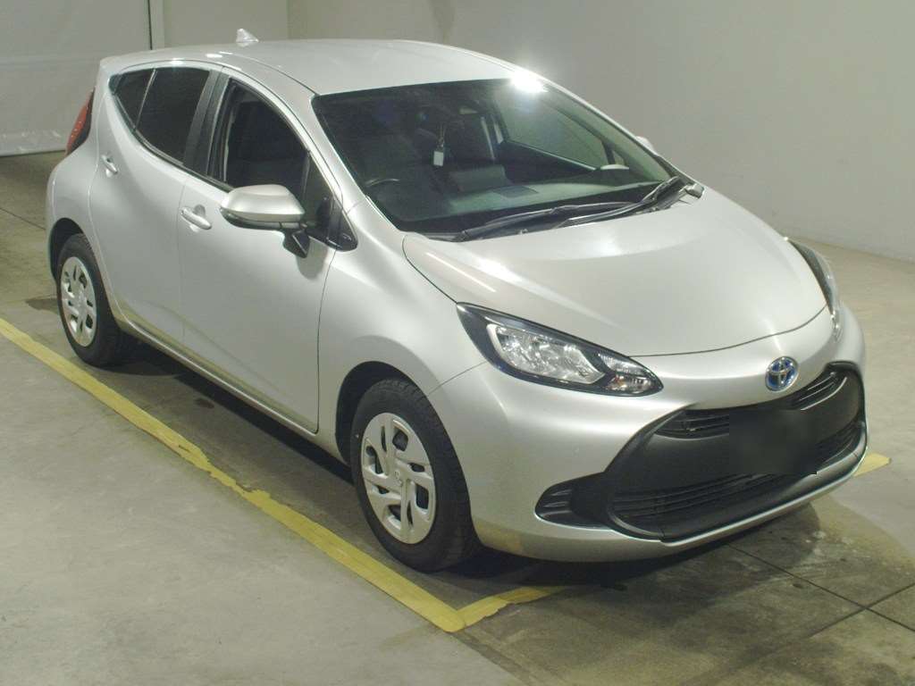 Toyota Aqua Hybrid – Silver