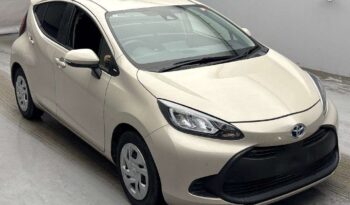 Toyota Aqua Hybrid – Gold front exterior