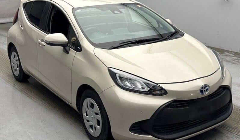 Toyota Aqua Hybrid – Gold front exterior