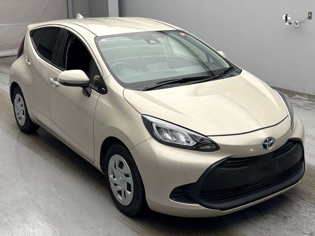 Toyota Aqua Hybrid – Gold
