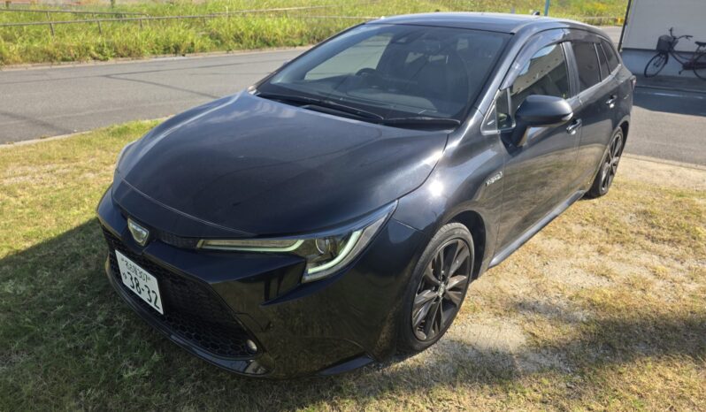 Toyota Corolla Touring Hybrid – Black front exterior