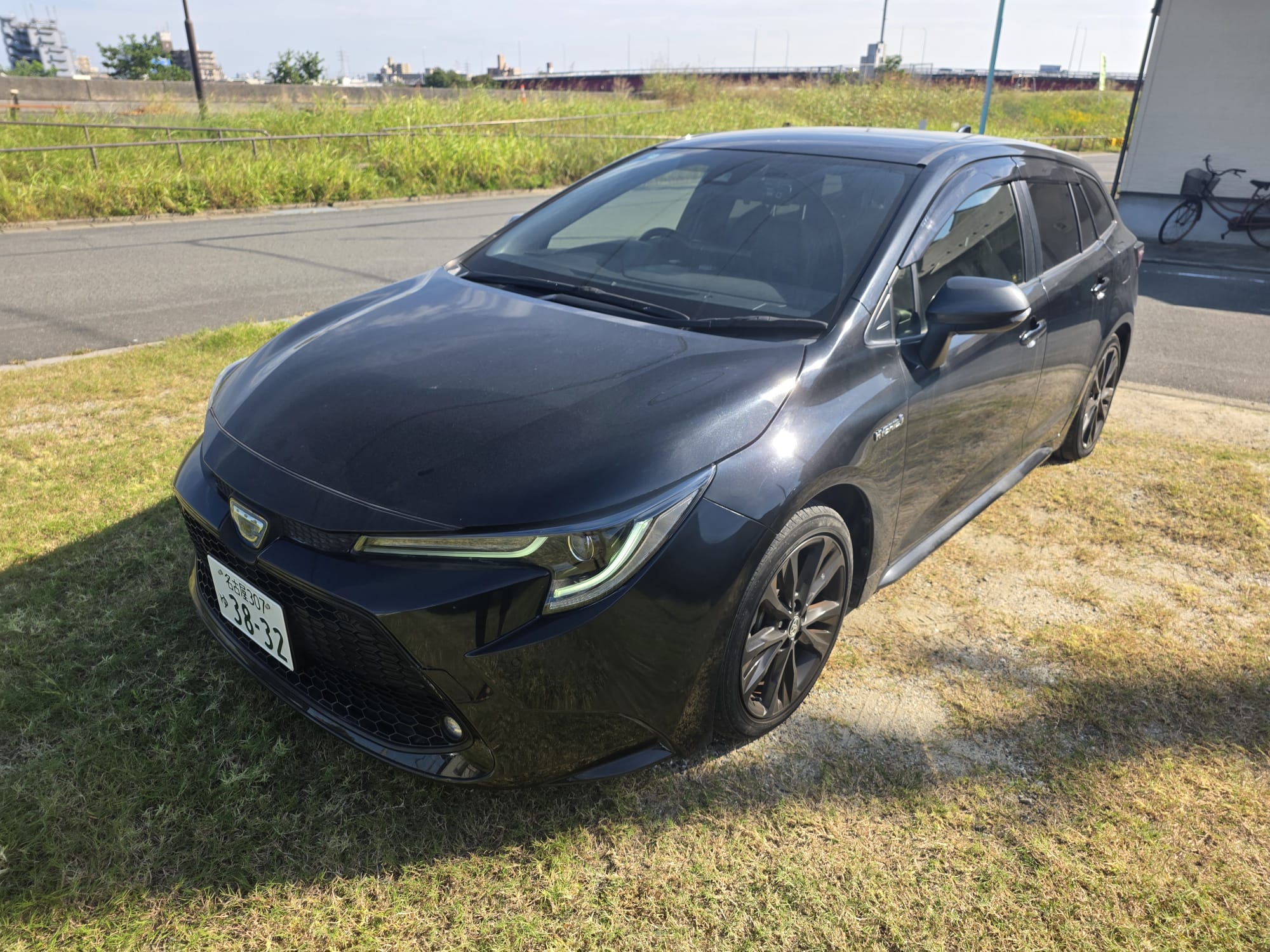 Toyota Corolla Touring Hybrid – Black