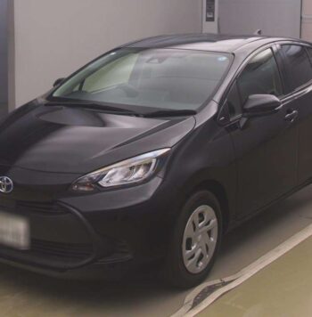 Toyota Aqua Hybrid – Black front exterior